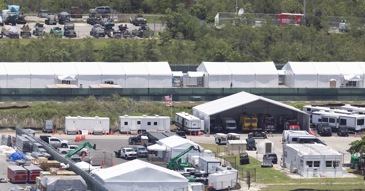Suspenden temporalmente el controvertido centro de migrantes en los Everglades por daños ambientales y condiciones inhumanas