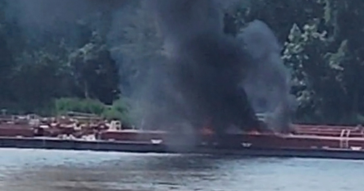 Tragedia en el río Mississippi: Mueren dos personas en accidente de helicóptero que impactó cables de alta tensión y se estrelló contra una barcaza