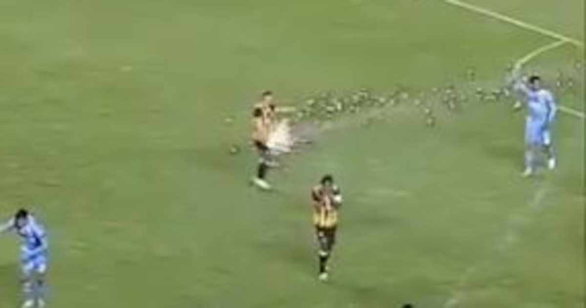 Violencia en el fútbol boliviano: hinchas de The Strongest atacan a futbolista con pirotecnia y causan lesión grave