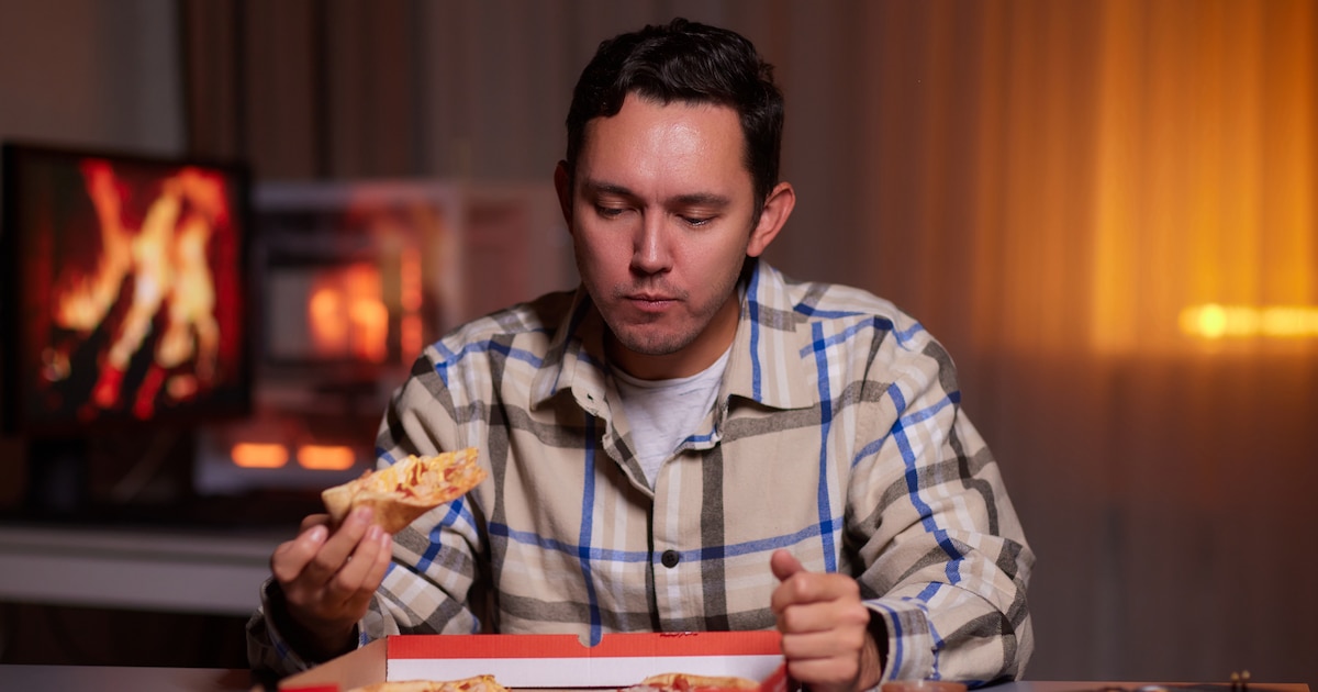 ¿Cómo influye la hora de comer en el peso y la calidad del sueño? Expertos advierten sobre el riesgo de cenar en exceso y destacan la importancia del equilibrio calórico