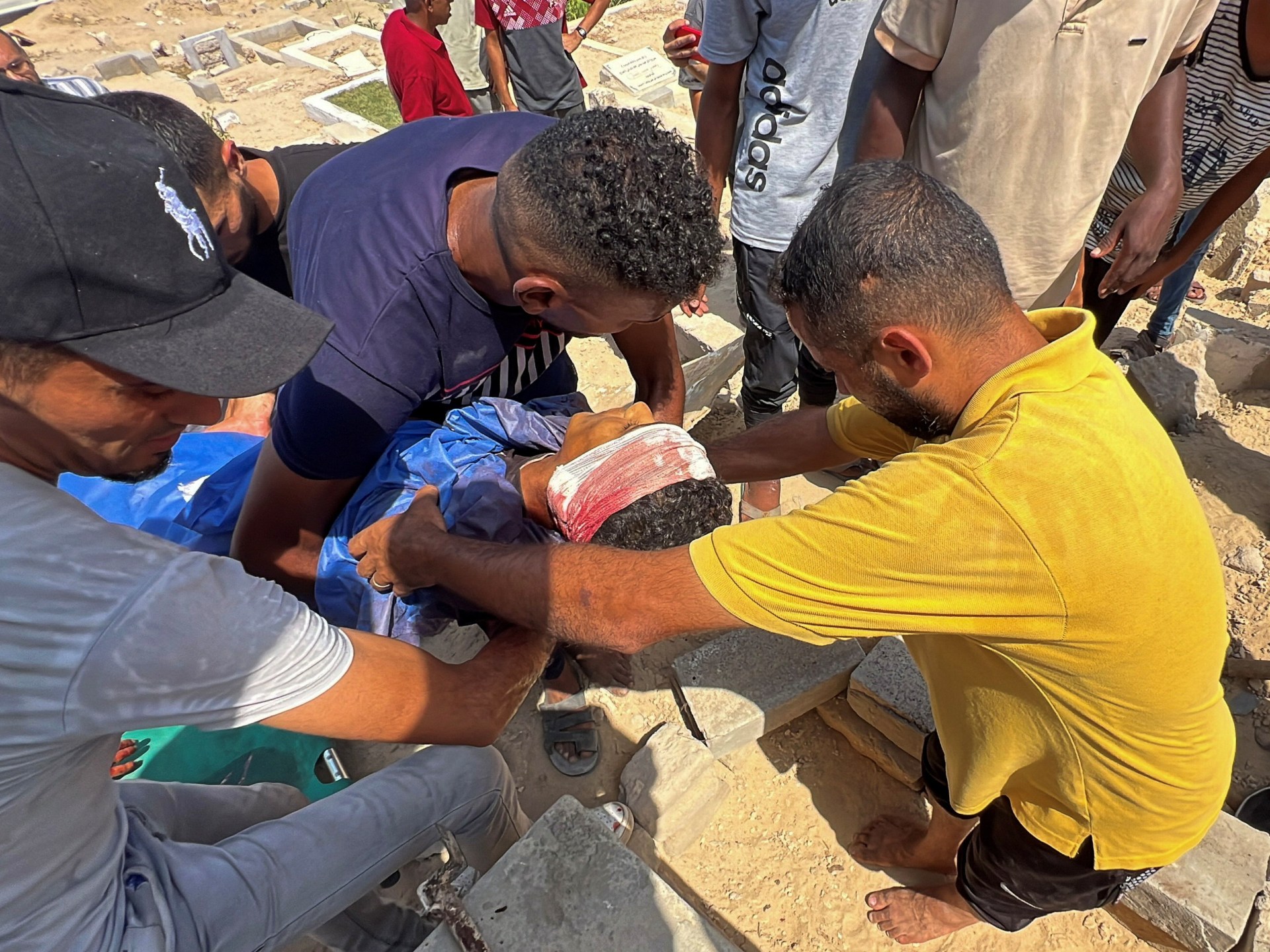 Joven palestino muere aplastado por caída de ayuda aérea en Gaza mientras crece condena internacional a plan de Israel
