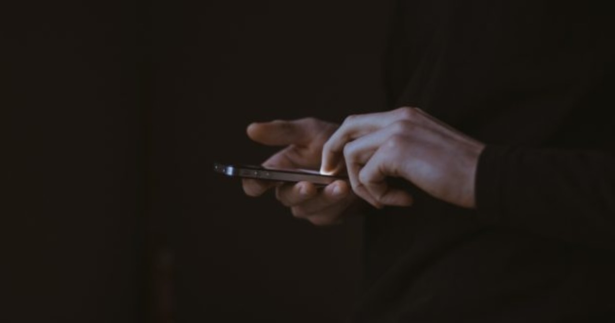Alertan: aplicaciones camufladas en smartphones permiten robo de datos y control remoto sin consentimiento