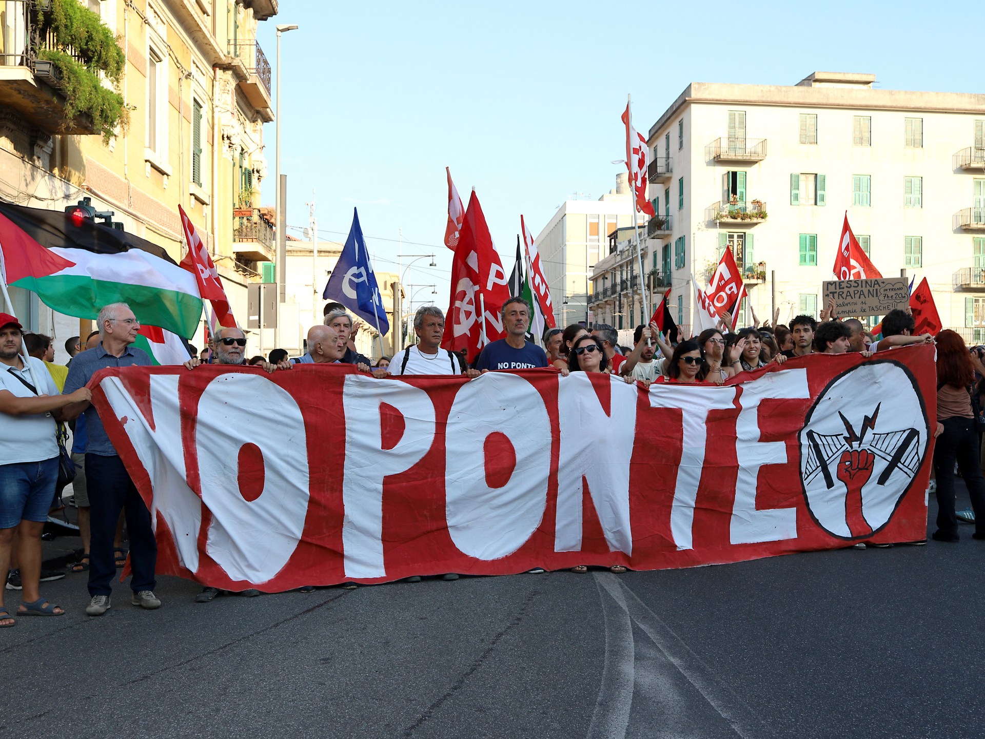 Protestas masivas en Sicilia contra el polémico puente sobre el Estrecho de Messina: temores sísmicos, impacto ambiental y mafia