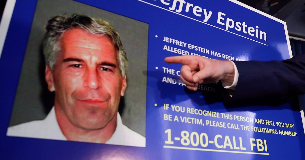 Revelan impactantes imágenes inéditas de la colección artística de Jeffrey Epstein que incluyen una escultura inquietante de una figura femenina vestida de novia