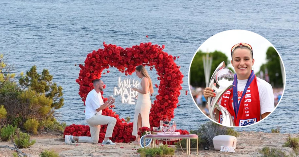 Ella Toone se compromete en Ibiza tras ganar la Eurocopa y enfrenta la pérdida de su abuela