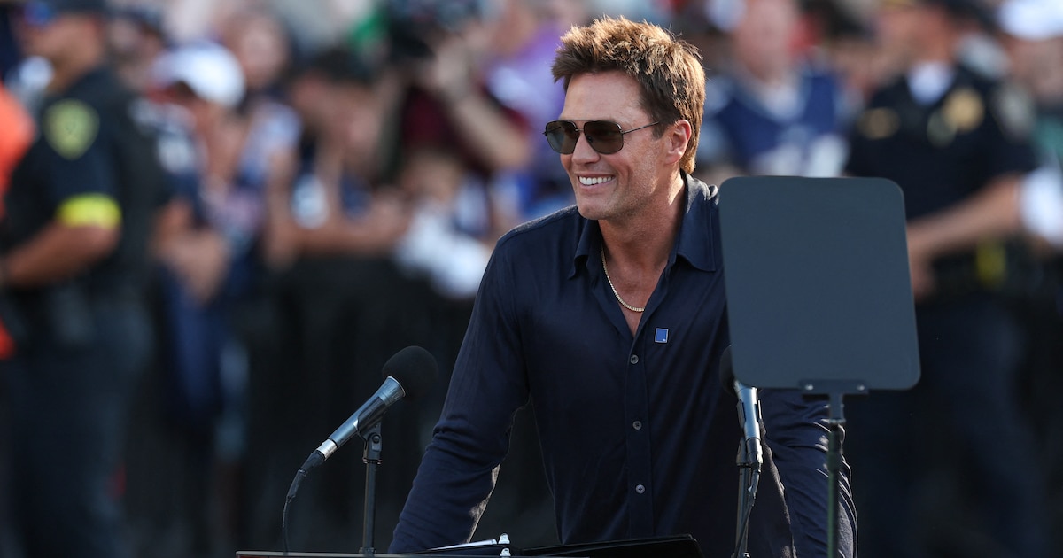 Tom Brady honra su legado: Inauguran en Gillette Stadium una impresionante estatua de bronce de 3,65 metros en homenaje a la leyenda de la NFL