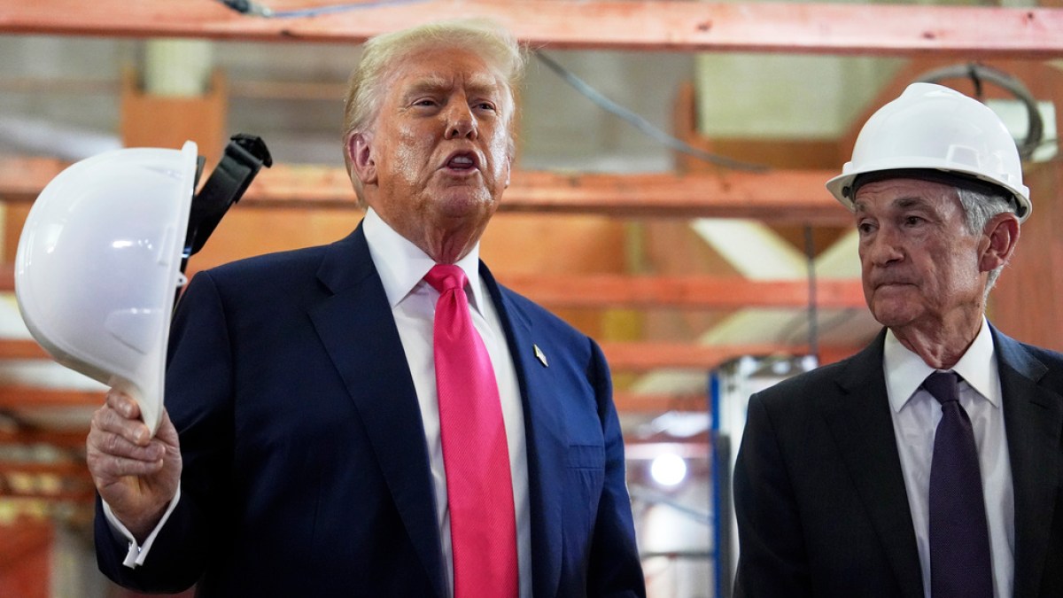 Trump presiona a Powell para bajar tasas de interés y amenaza con demanda por costos de renovación del Fed