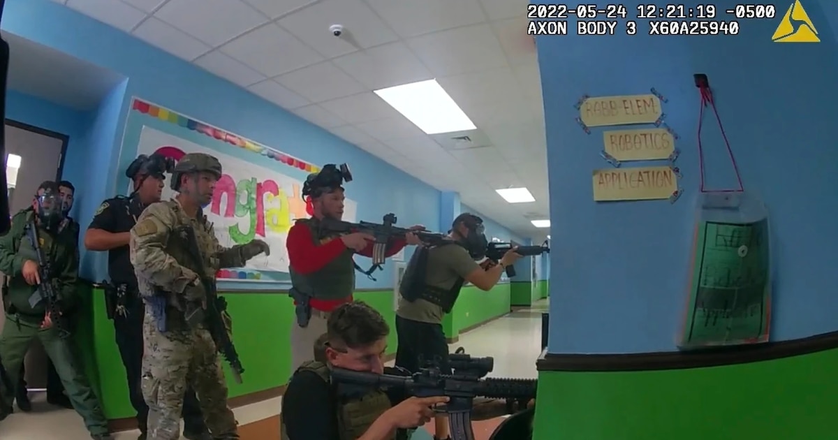 Videos inéditos del tiroteo en Uvalde muestran la demora policial y la angustia de los padres que suplican por sus hijos