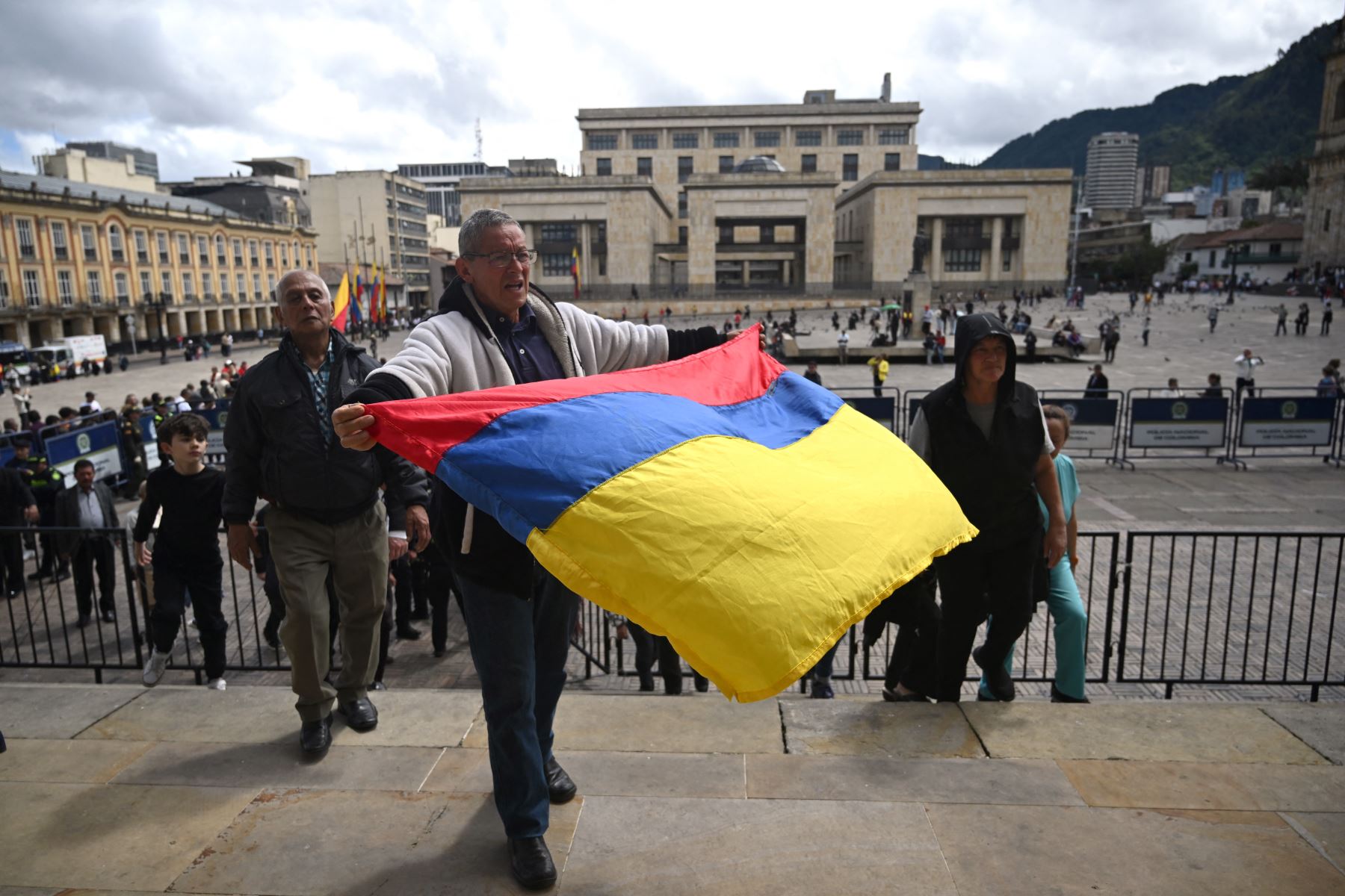 Colombia rinde homenaje en Bogotá a Uribe Turbay, senador fallecido en medio de multitudinaria despedida