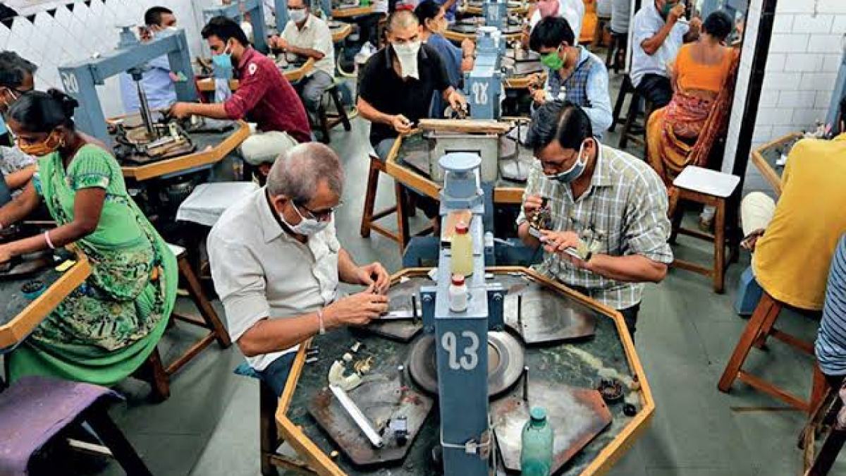 La industria de diamantes en Surat enfrenta su peor crisis: las tarifas de EE. UU. amenazan la supervivencia de pequeños y medianos exportadores en la «Ciudad de los Diamantes