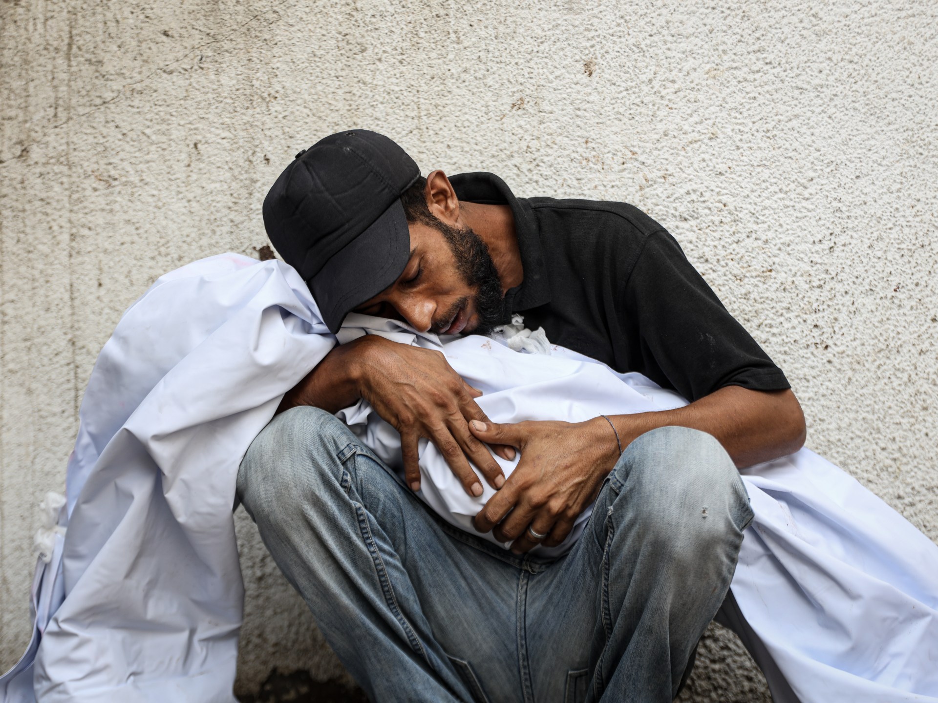 Ola de violencia en Gaza: ataques israelíes y hambre forzada dejan más muertos mientras protestas por periodistas asesinados