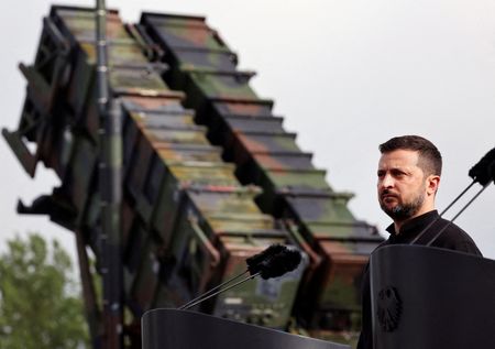 Zelenskiy rechaza retirada de tropas en Donbas y advierte que concesiones abren camino a nuevas ofensivas rusas