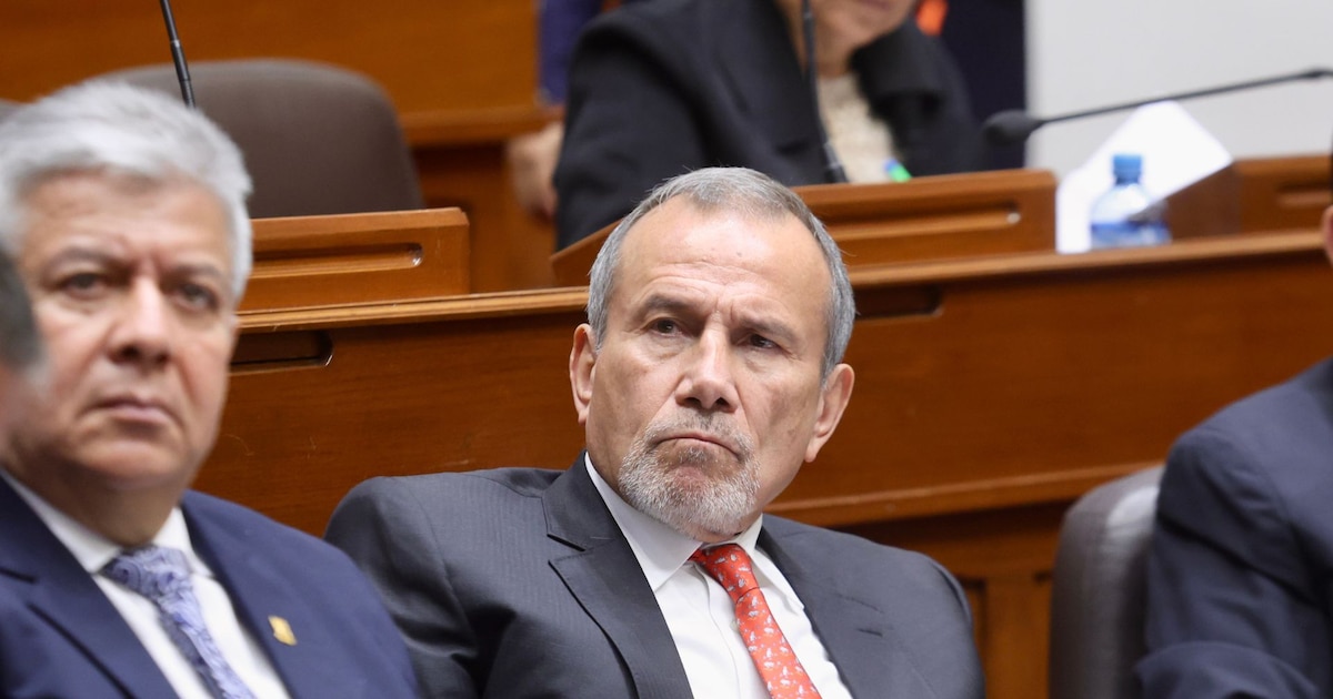 Elmer Schialer suspende su viaje a Alemania y regresa anticipadamente a Perú ante aumento de tensiones con Colombia