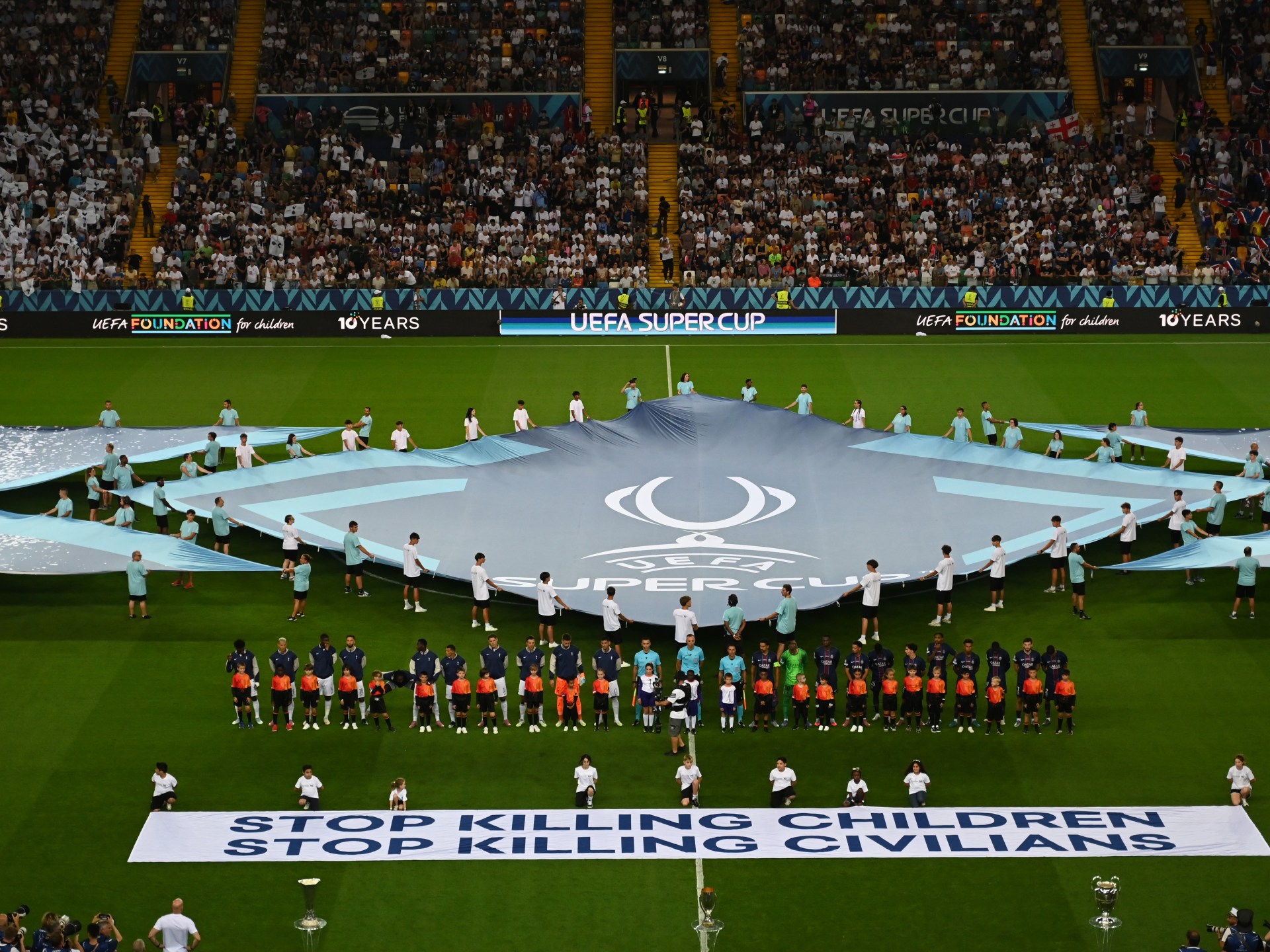 Protestas en el fútbol: UEFA exhibe pancarta contra la violencia tras polémica por homenaje a futbolista palestino asesinado por Israel