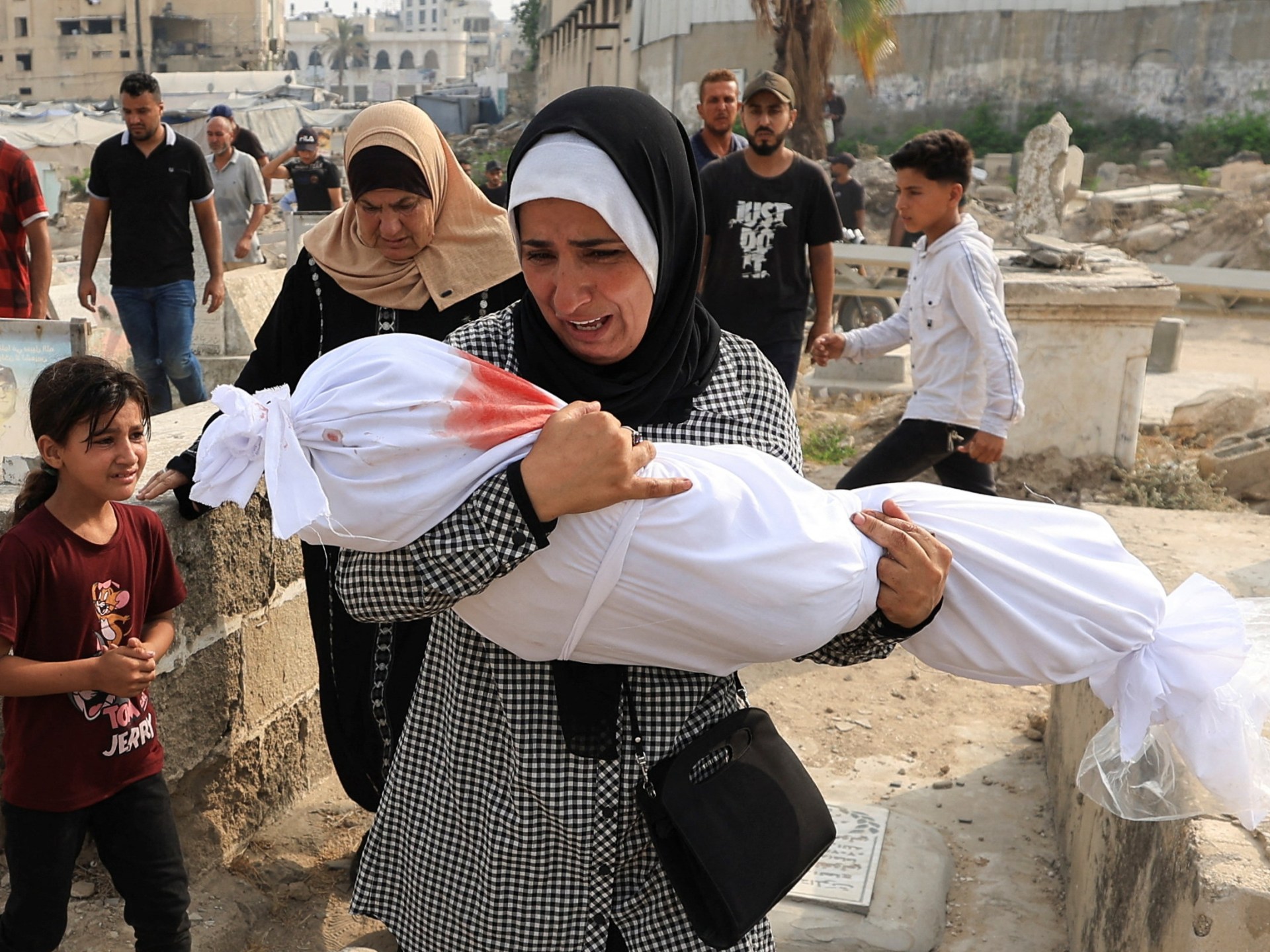 Crisis en Gaza: Más de 100 palestinos muertos en bombardeos, niños entre las víctimas y la salud colapsa
