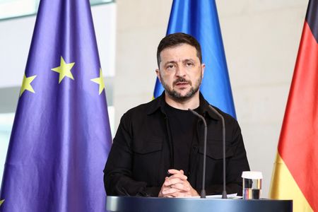Zelenskiy advierte a Trump que Putin está » fingiendo» en la víspera de la reunión en Alaska sobre la guerra en Ucrania