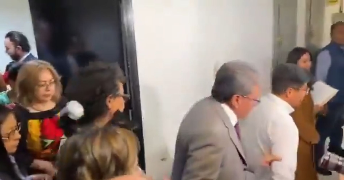 Escándalo en San Lázaro: Monreal Jala de Forma Abrupta a Hugo Aguilar Ortiz en Encuentro Interinstitucional