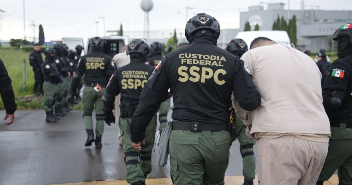 México expulsa a 26 narcotraficantes a EE.UU. por seguir delinquiendo en penales, revela Harfuch