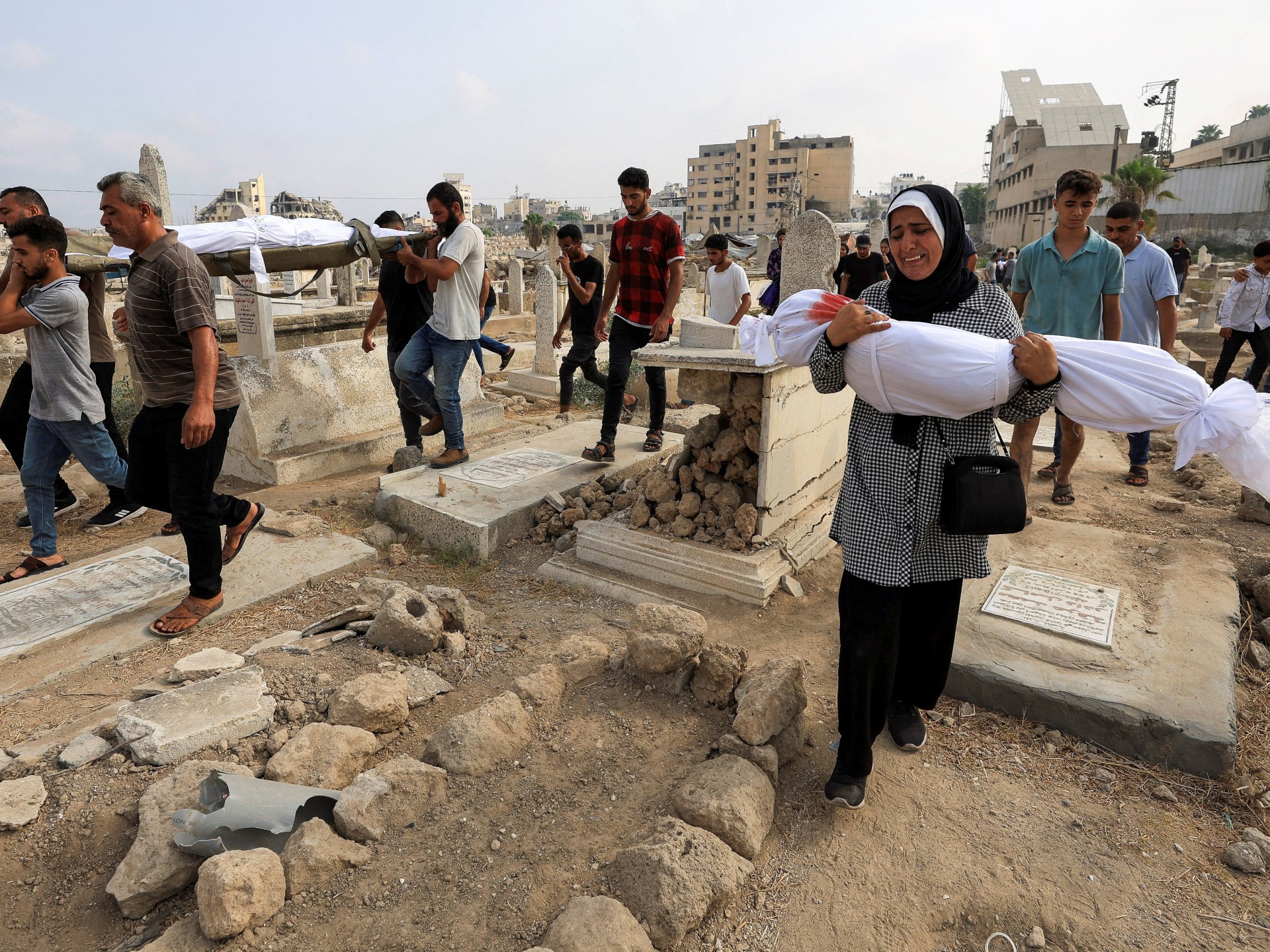 La Gaza en Ruinas: Más de 100 Palestinos Mueren en Intensivo Bombardeo Israelí y Crisis Humanitaria Devastadora