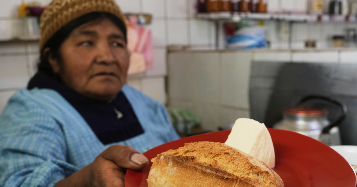 Crisis económica en Bolivia reduce el tamaño del pan de batalla de 100 a 60 gramos, generando malestar y preocupación en medio del proceso electoral