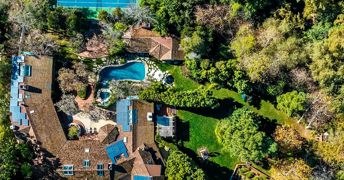 Jim Carrey pone a la venta su lujosa mansión en Los Ángeles con estilo art déco, seis chimeneas y exclusividad