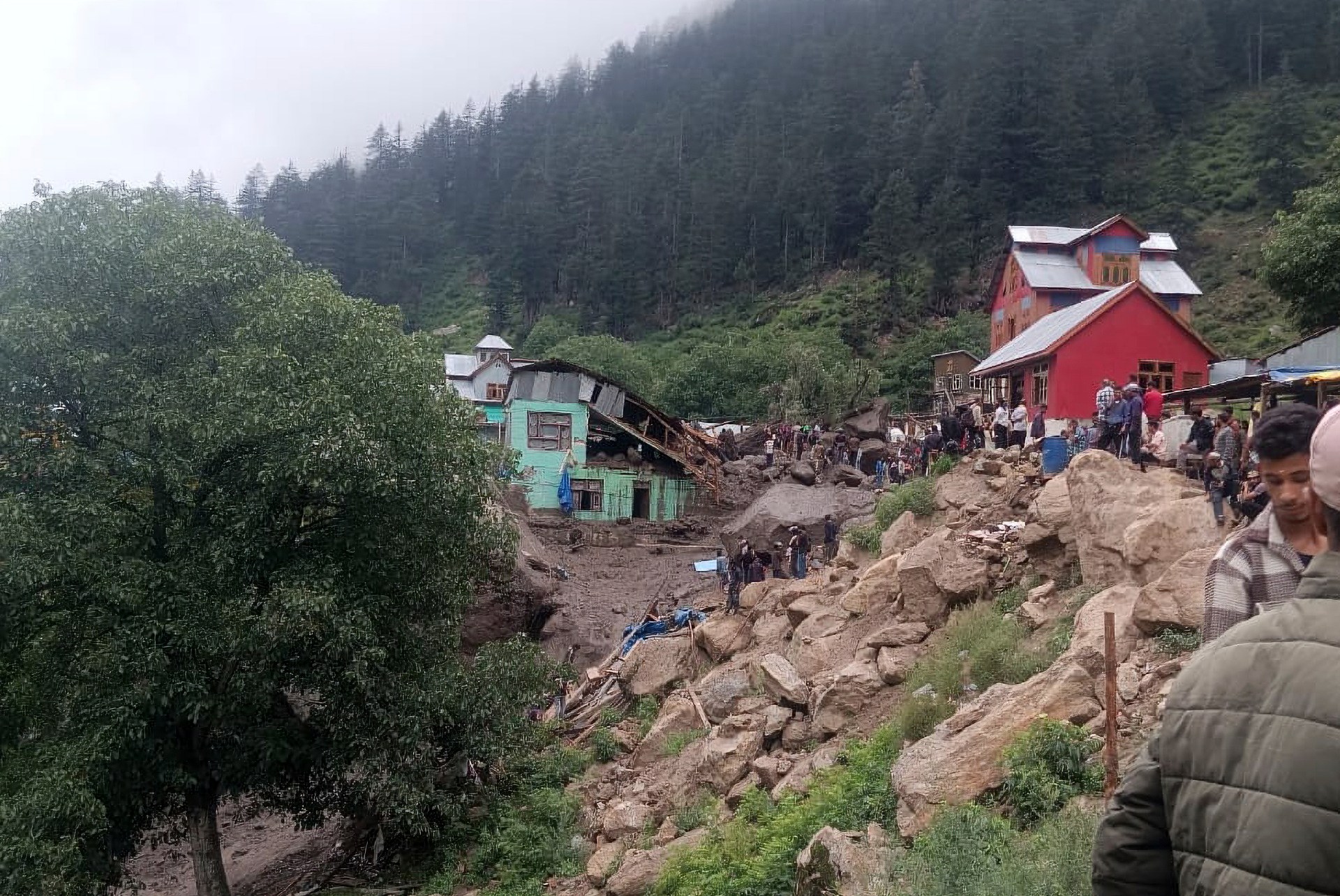 Catastrófico deslave en Jammu y Cachemira deja 56 muertos y decenas de desaparecidos tras lluvias torrenciales en Chisoti