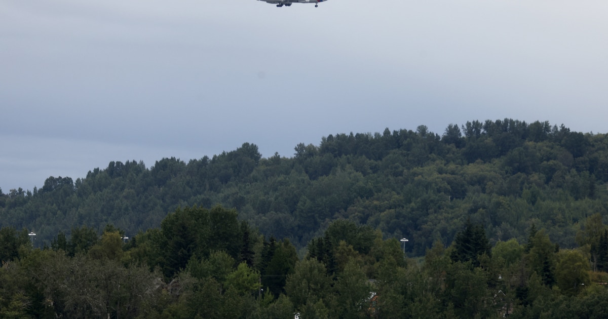 Tensión y poder en Alaska: Aviones militares de EE.UU. marcan la cumbre histórica entre Trump y Putin en medio de despliegues militares