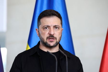 Zelenskiy denuncia que Rusia intensifica ataques en Ucrania antes de cumbre Trump-Putin
