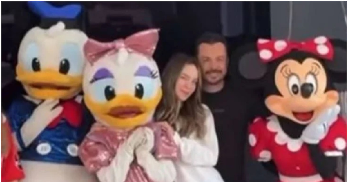 Polémica en Puebla: Funcionario de Morena se viraliza en Disneylandia junto a Belinda y aclara que sus viajes son personales