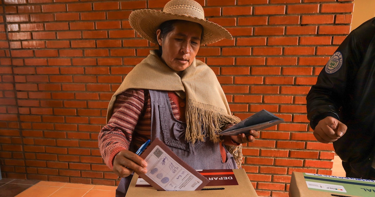 El Tribunal Electoral de Bolivia recomienda no usar teléfonos móviles en las urnas para prevenir coacciones y garantizar la integridad del voto