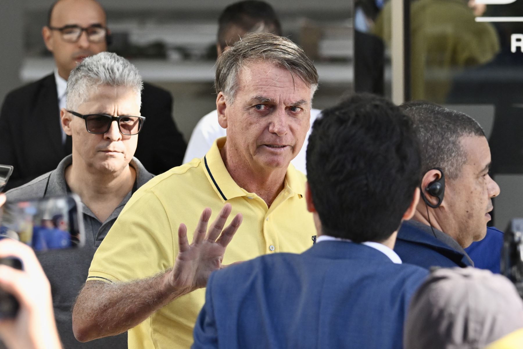 Bolsonaro abandona la prisión domiciliaria para someterse a revisiones médicas, a pocas semanas de su fallo judicial