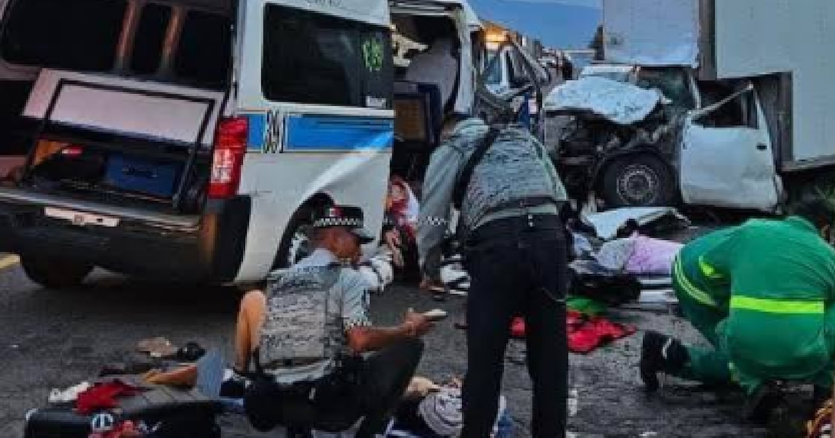Trágico accidente en la autopista Siglo XXI: cuatro muertos y cinco heridos tras colisión frontal entre combi del servicio público y camioneta de carga