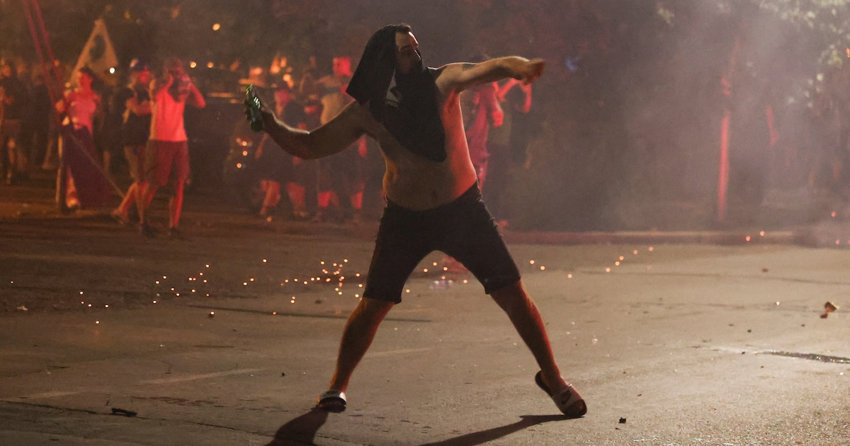 Tensión en Serbia escala a enfrentamientos violentos en medio de protestas contra el gobierno de Vucic
