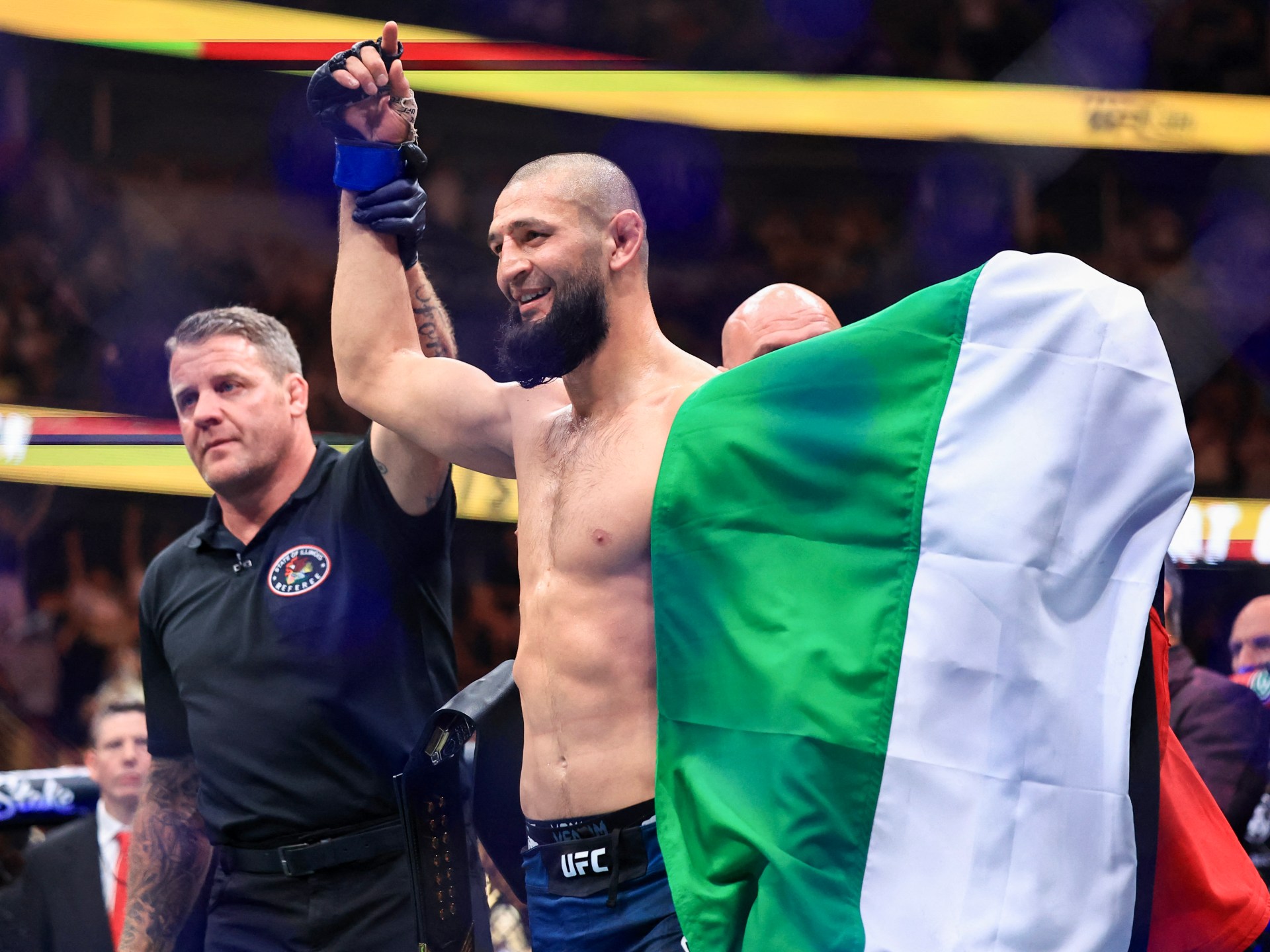 Khamzat Chimaev se consagra como nuevo campeón indiscutido del peso medio de UFC tras aplastar a Dricus Du Plessis en una pelea dominante en Chicago