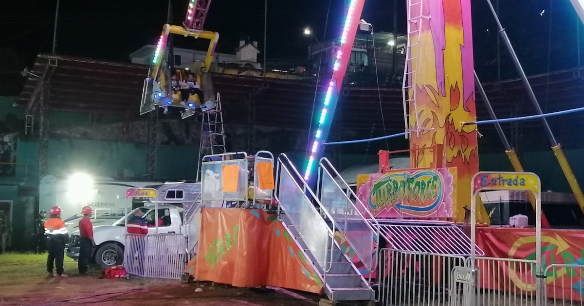 Falla en juego mecánico deja 8 personas atrapadas en la Feria de la Manzana en Zacatlán, Puebla
