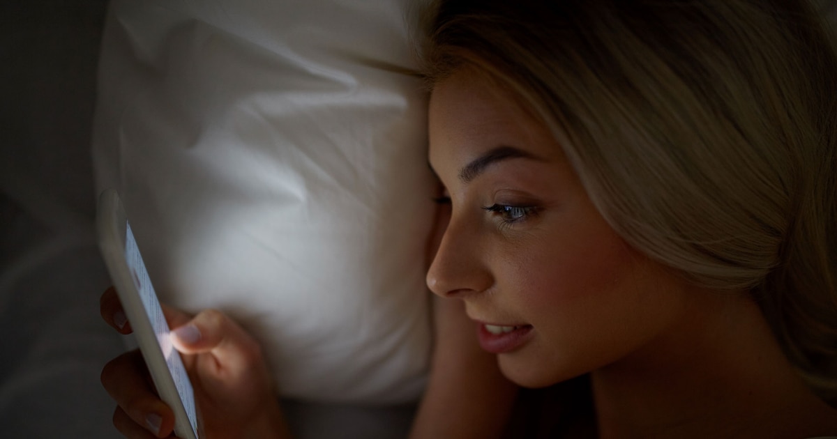 La luz azul en pantallas no es la principal causa del insomnio: estudios recientes revelan un vínculo más complejo