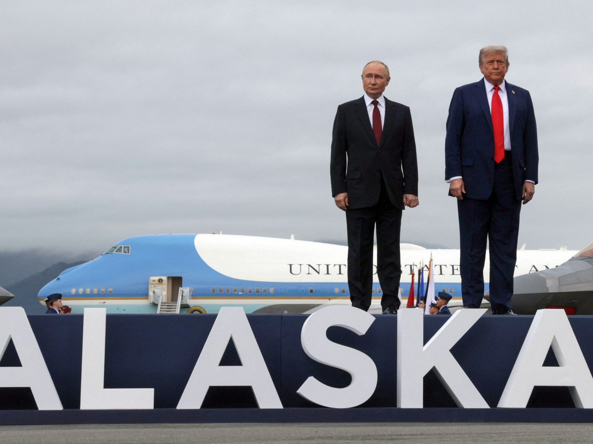 Trump visita Alaska con Putin en una cumbre fallida y desvío de la disputa interna en EE.UU.