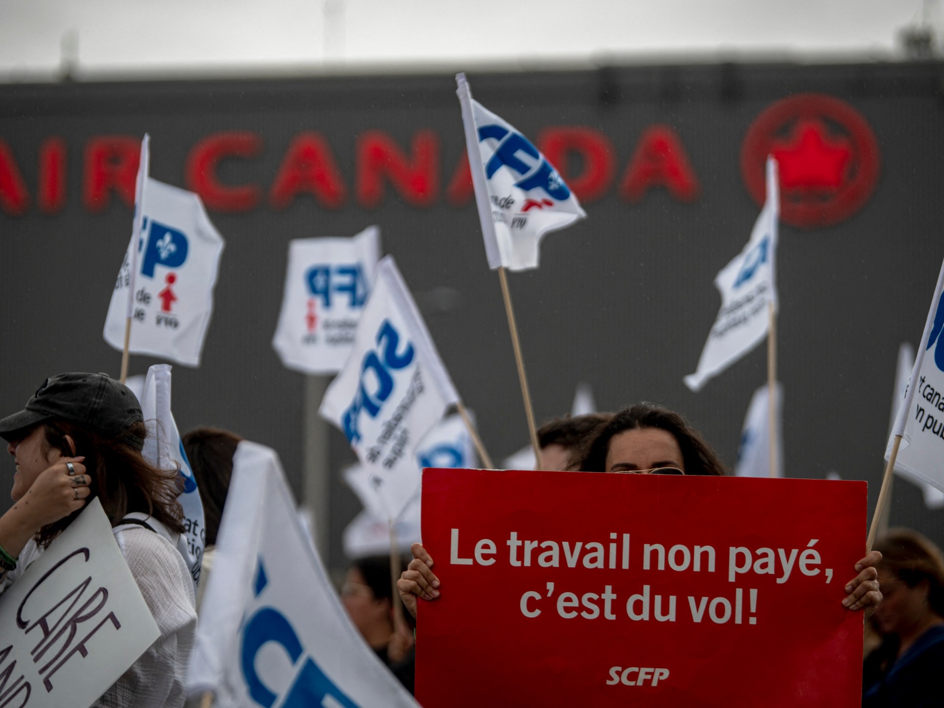 Primera huelga de asistentes de vuelo en 40 años en Canadá desafía orden gubernamental y afecta a 130,000 viajeros