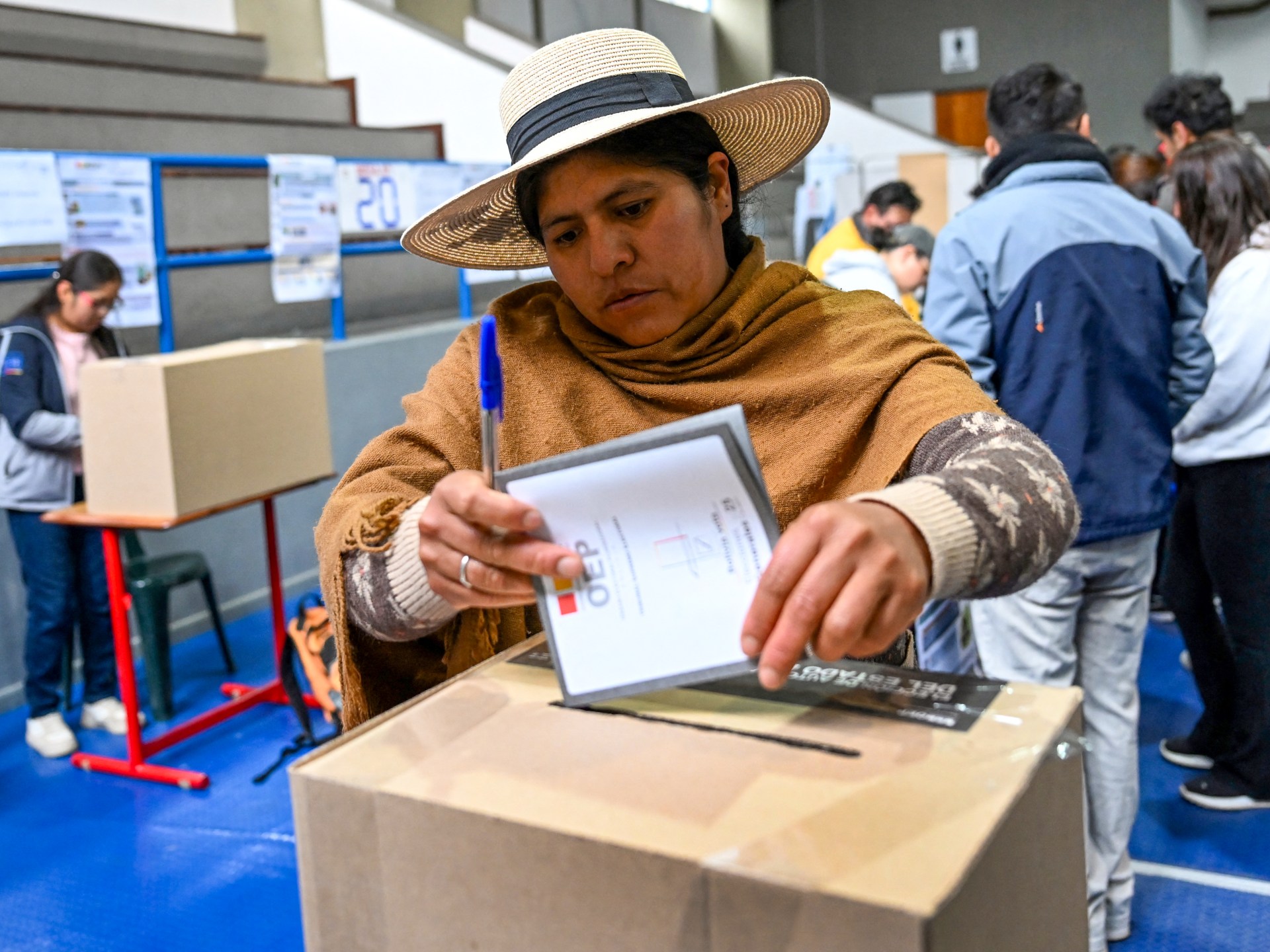 Bolivia cierra urnas tras elecciones con histórica posibilidad de derrota del MAS y resultado ajustado entre Quiroga y Medina