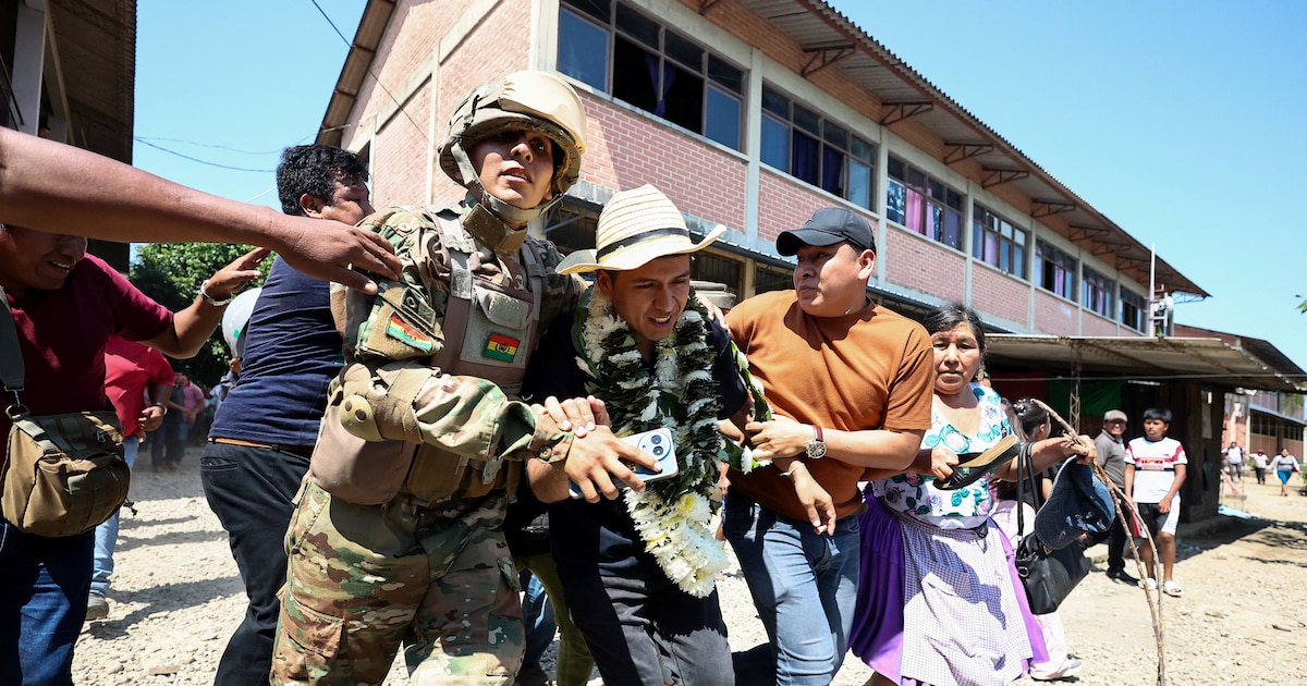 Violento rechazo a Andrónico Rodríguez en Cochabamba: apedreado y abucheado tras votar en feudo de Evo Morales