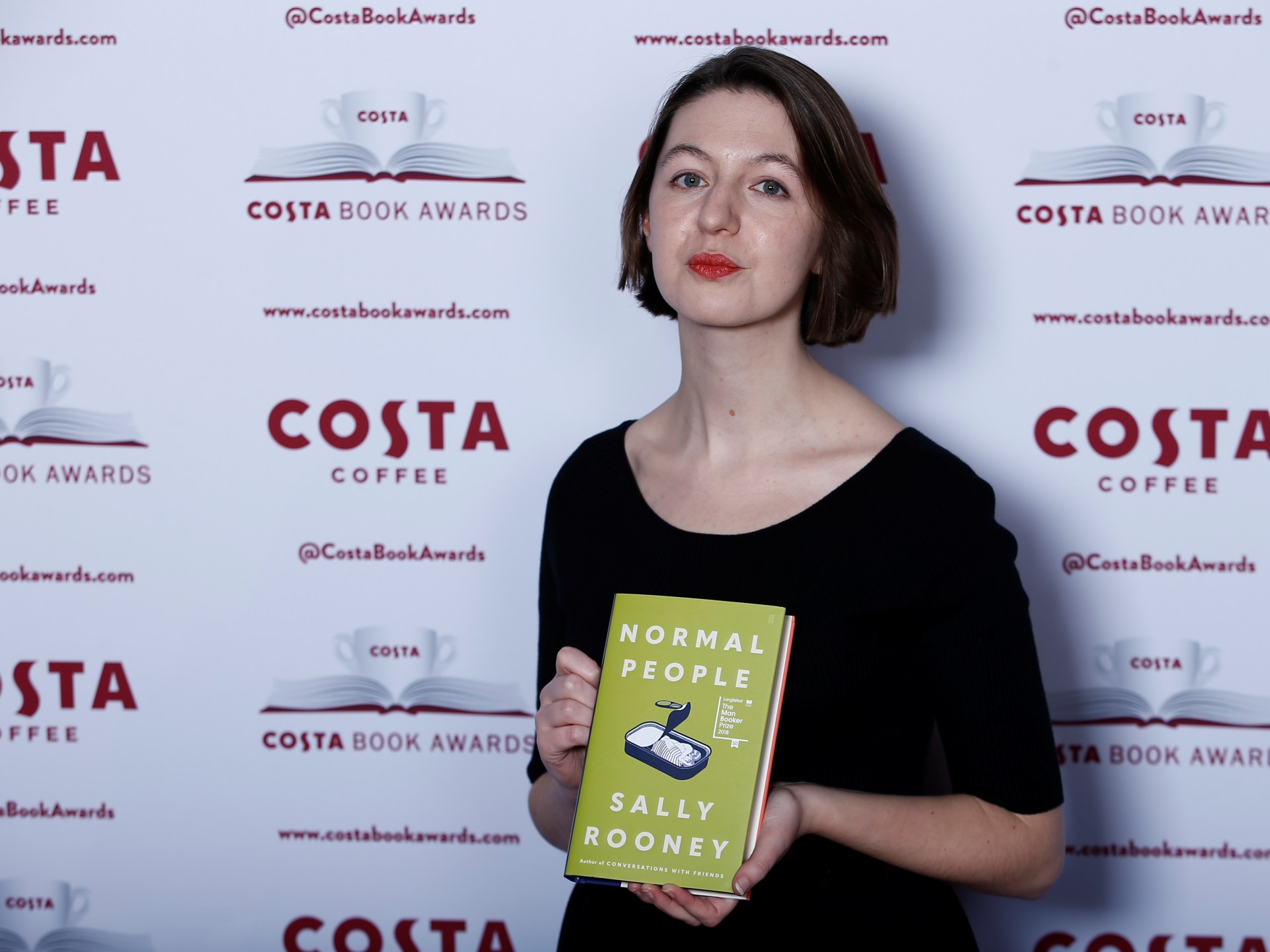 Gobierno del Reino Unido advierte a escritora Sally Rooney por apoyar grupo pro-Palestina proscrito y criminaliza el respaldo a organizaciones prohibidas