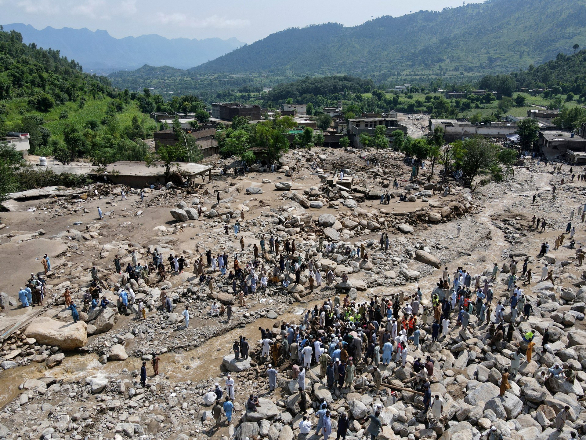 Más de 360 muertes y 100 desaparecidos en Pakistán por inundaciones masivas y deslizamientos de tierra
