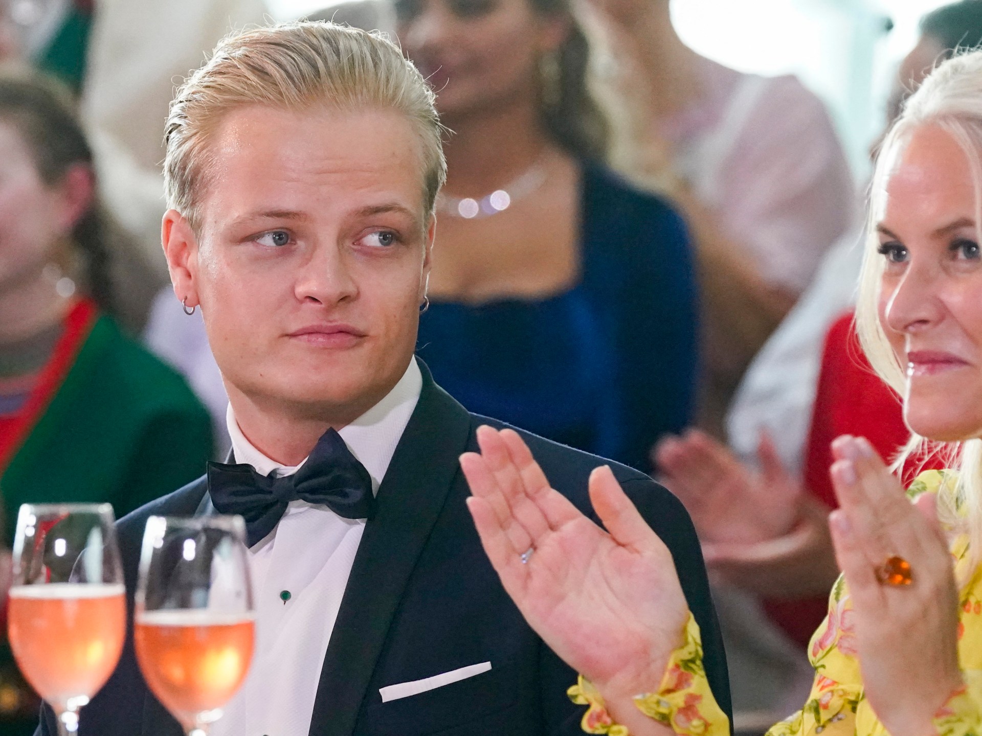 Hijo de la princesa de Noruega enfrenta hasta 10 años de cárcel por 32 cargos, incluyendo violación y violencia doméstica