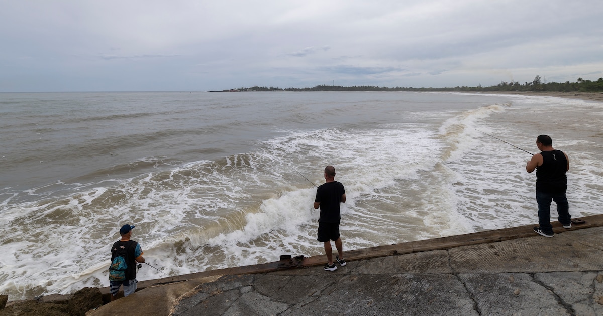 Huracán Erin se acerca al Caribe: evacuaciones y preparación en las islas barrera de Carolina