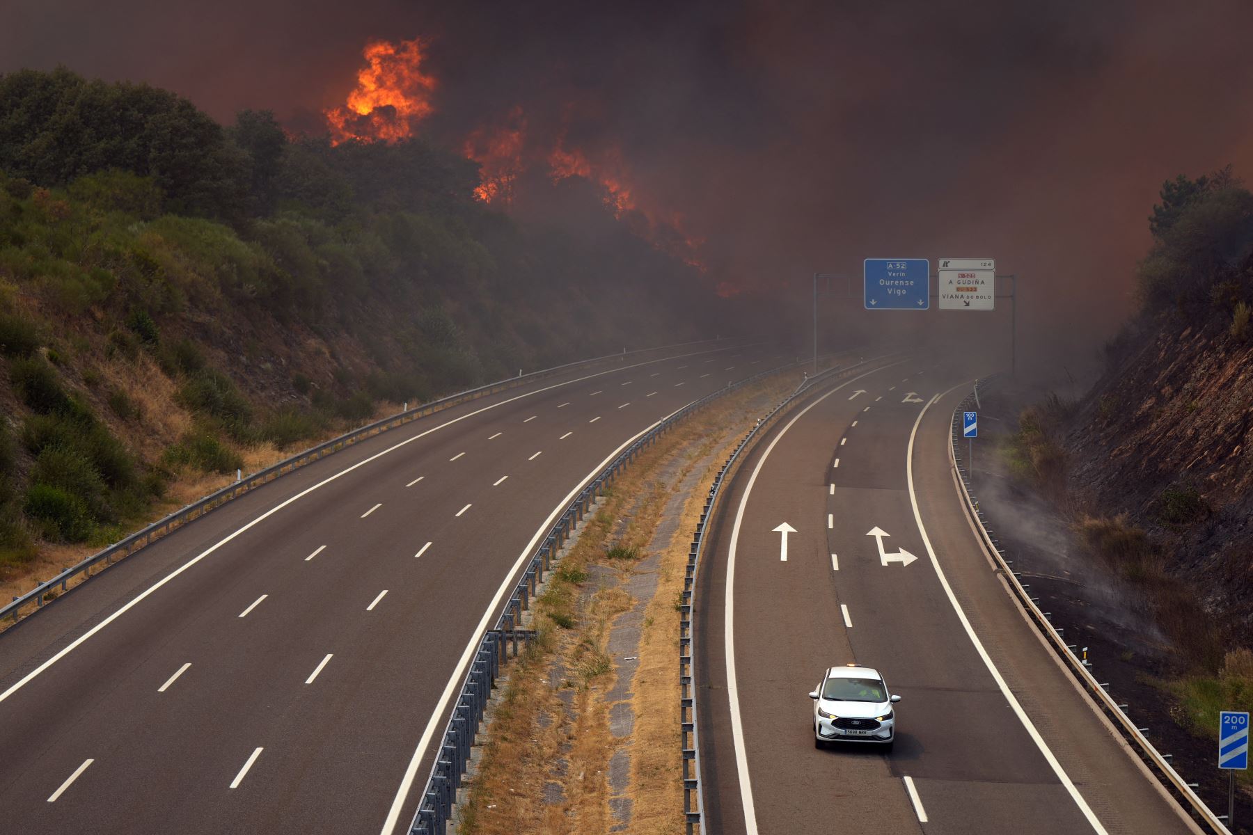 España enfrenta más de 40 incendios forestales con 382.607 hectáreas afectadas y 31.000 evacuados tras 16 días de calor extremo