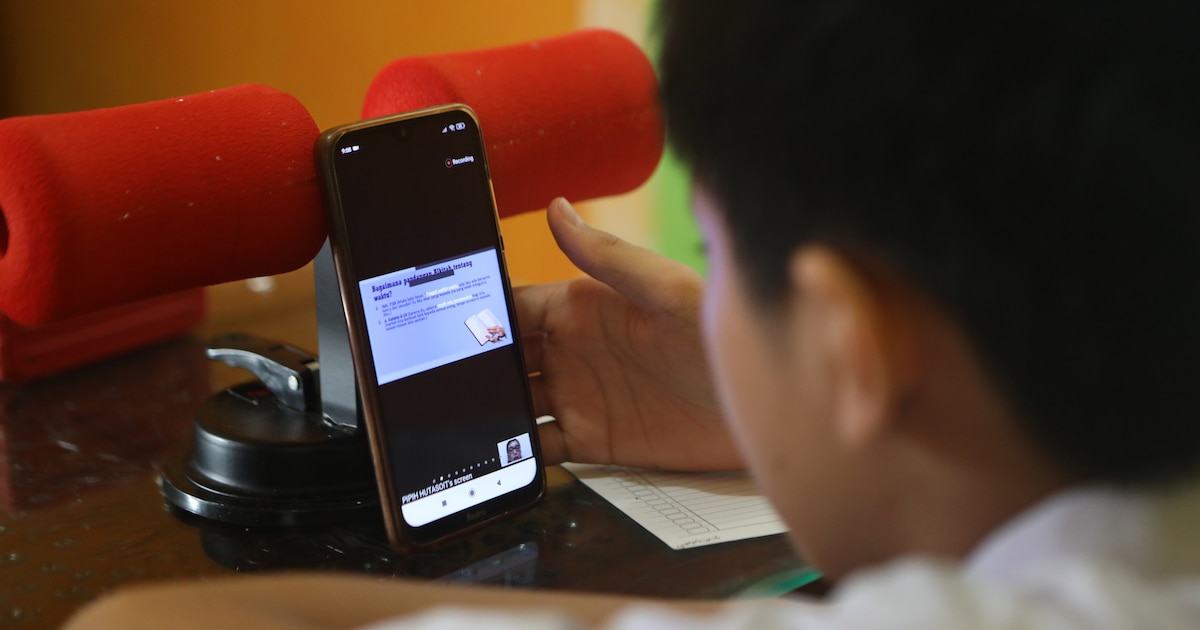 Reacción de profesores ante el auge de la inteligencia artificial y el uso de teléfonos en las aulas tras el regreso a clases en EE.UU.