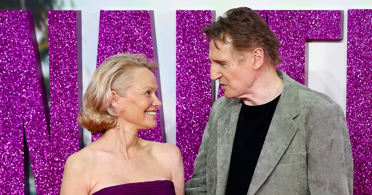 ¡Nueva versión de «La Loca de los Autos»! La comedia clásica «The Naked Gun» se reinventa con Akiva Schaffer y genera rumores de romance entre Pamela Anderson y Liam Neeson tras su química en el set