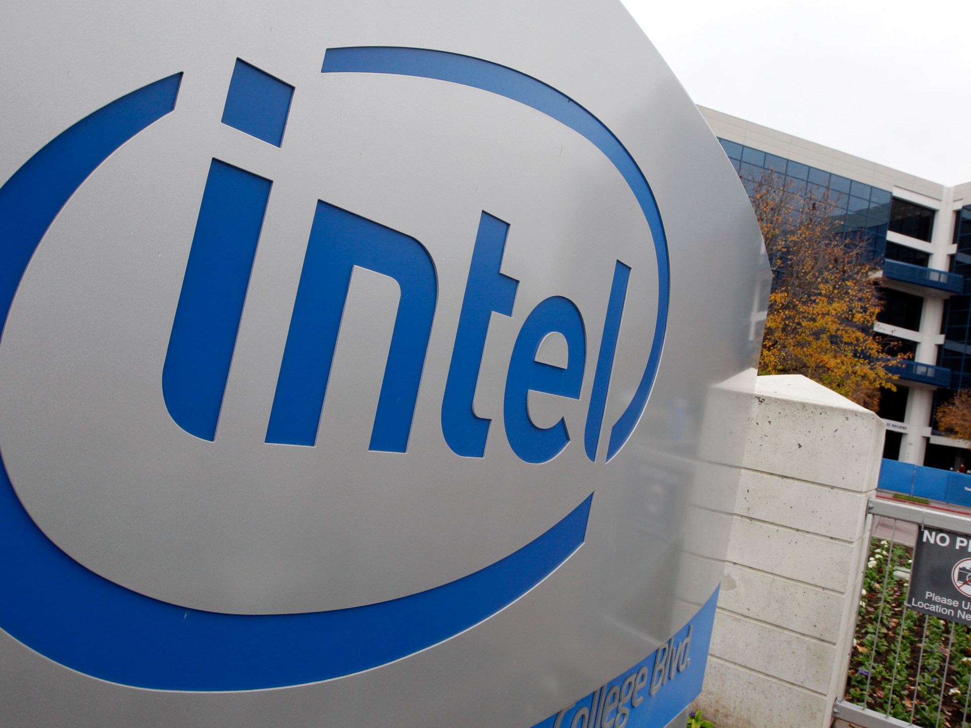 Senador Bernie Sanders respalda plan del gobierno de EE.UU. para convertir subvenciones en participación accionaria en fabricantes de chips, incluyendo a Intel