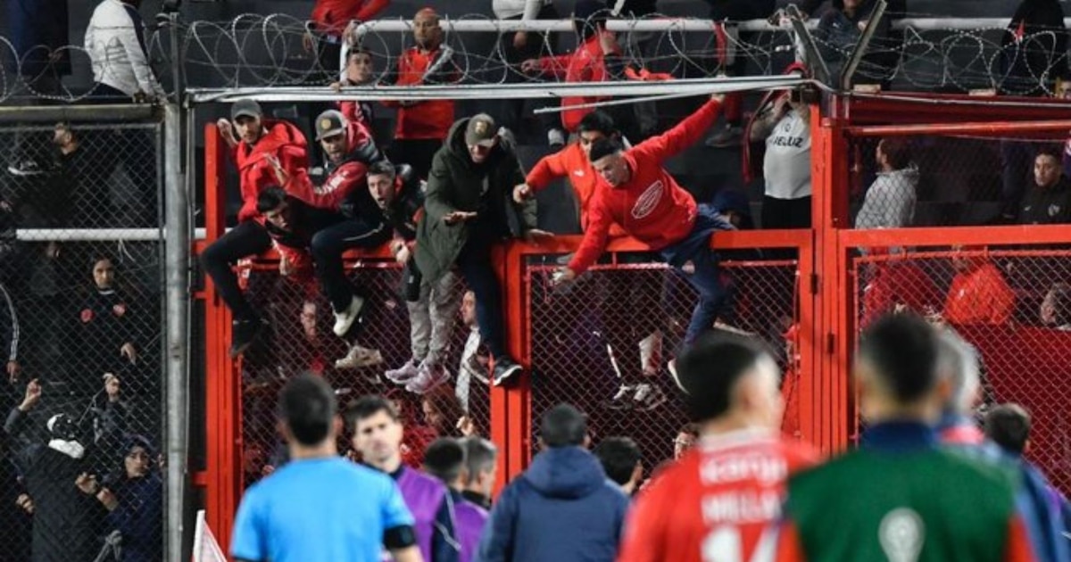 Incidentes violentos en Independiente vs. U. de Chile: hinchas caen desde las tribunas y provocan suspensión de la Copa Sudamericana