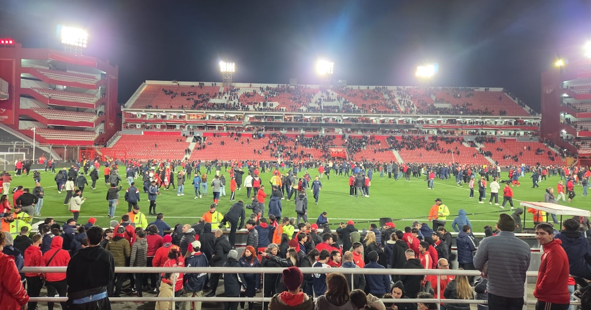 Incidentes violentos en el estadio de Independiente provocan la cancelación del partido contra la U de Chile en la Copa Sudamericana